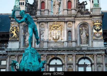 L'Hôtel de Ville d'Anvers, Belgique, se dresse sur le côté ouest d'Anvers Grand-place. Érigée entre 1561 et 1565 Banque D'Images