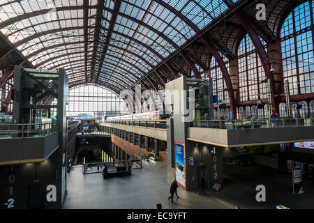 Anvers, Flandre, Belgique - 13 novembre 2014 - l'intérieur de la Gare Centrale d'Anvers Banque D'Images