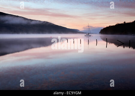 La location ou sur l'eau à l'aube près de Coniston Coniston Cumbria Lake District Angleterre Banque D'Images