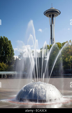 Avec l'aiguille de l'espace fontaine international, Seattle, Washington, United States Banque D'Images