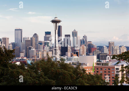 Skyline du centre-ville de Seattle avec le Space Needle et Mt Rainier, Seattle, Washington, United States Banque D'Images