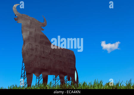 Silhouette taureau typique espagnol de la publicité, le xérès Osborne, Malaga, Andalousie, Espagne, Europe Banque D'Images