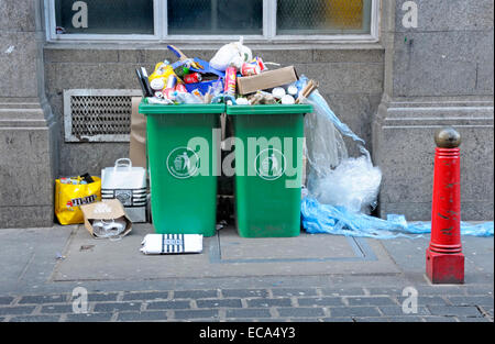 Londres, Angleterre, Royaume-Uni. Les poubelles débordent à Chinatown Banque D'Images