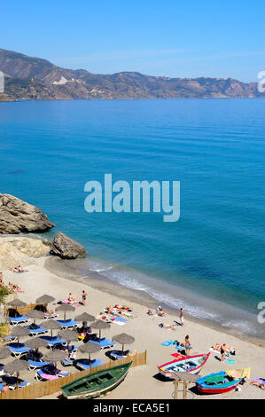 La plage de Calahonda, Mijas Costa, plage vue depuis Balcon de Europa, Balcon de l'Europe, Nerja, Costa del Sol, Malaga province Banque D'Images