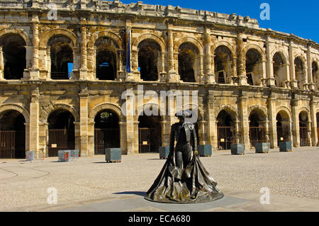 Arènes de Nîmes amphithéâtre romain et torero statue, Nîmes, Gard, Bouches-Du-Rhone, France, Europe Banque D'Images