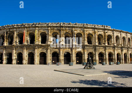 Arènes de Nîmes amphithéâtre romain et torero statue, Nîmes, Gard, Bouches-Du-Rhone, France, Europe Banque D'Images