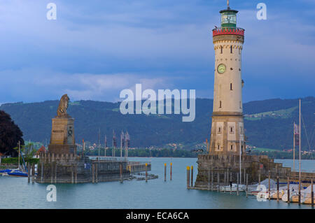 Phare et Lion bavarois à l'entrée du port, Lindau, Bodensee, le lac de Constance, La Bavière Banque D'Images