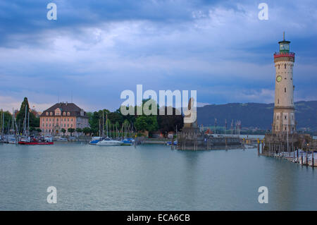 Phare et Lion bavarois à l'entrée du port, Lindau, Bodensee, le lac de Constance, La Bavière Banque D'Images