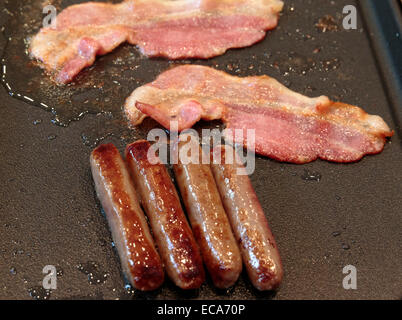 Bacon et saucisses sur une crêpière Banque D'Images