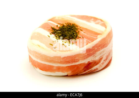 Fromage italien Tomino brutes enveloppé dans la pancetta avec de la ciboulette fraîche sur un fond blanc Banque D'Images