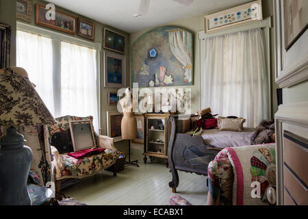 Salle Werner Vaughn artwork sur les murs de chambre à coucher avec lit peint Autrichien, chintzy canapé et couturiers mannequin Banque D'Images