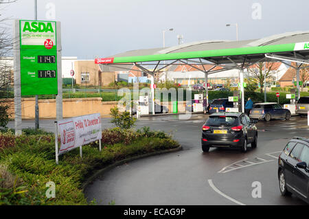 Mansfield, Nottinghamshire, Angleterre. 11 décembre 2014. Le prix moyen de l'essence au Royaume-Uni a chuté en dessous de 1,20 € le litre, soit son plus bas niveau depuis décembre 2010, selon les chiffres du gouvernement. Les prix des avant-cours de carburant supermarché Mansfield ,les moins chers ,puis d'Asda et Tesco Sainsburys .Morrisons £ Sans plomb Diesel £ 119,7 114,7 . Credit : IFIMAGE/Alamy Live News Banque D'Images