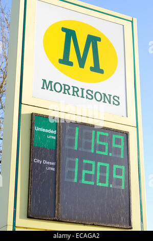 Mansfield, Nottinghamshire, Angleterre. 11 décembre 2014. Le prix moyen de l'essence au Royaume-Uni a chuté en dessous de 1,20 € le litre, soit son plus bas niveau depuis décembre 2010, selon les chiffres du gouvernement. Les prix des avant-cours de carburant supermarché Mansfield ,les moins chers ,puis d'Asda et Tesco Sainsburys .Morrisons £ Sans plomb Diesel £ 119,7 114,7 . Credit : IFIMAGE/Alamy Live News Banque D'Images