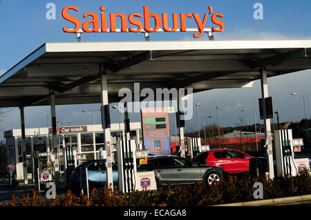 Mansfield, Nottinghamshire, Angleterre. 11 décembre 2014. Le prix moyen de l'essence au Royaume-Uni a chuté en dessous de 1,20 € le litre, soit son plus bas niveau depuis décembre 2010, selon les chiffres du gouvernement. Les prix des avant-cours de carburant supermarché Mansfield ,les moins chers ,puis d'Asda et Tesco Sainsburys .Morrisons £ Sans plomb Diesel £ 119,7 114,7 . Credit : IFIMAGE/Alamy Live News Banque D'Images