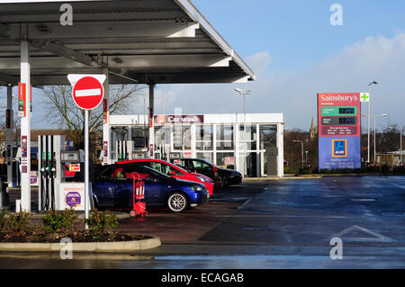 Mansfield, Nottinghamshire, Angleterre. 11 décembre 2014. Le prix moyen de l'essence au Royaume-Uni a chuté en dessous de 1,20 € le litre, soit son plus bas niveau depuis décembre 2010, selon les chiffres du gouvernement. Les prix des avant-cours de carburant supermarché Mansfield ,les moins chers ,puis d'Asda et Tesco Sainsburys .Morrisons £ Sans plomb Diesel £ 119,7 114,7 . Credit : IFIMAGE/Alamy Live News Banque D'Images