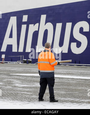 Hambourg, Allemagne. 28 janvier, 2009. Un segment de pilotage d'un Airbus A380 est déchargé sur le nouveau navire de transport A380 ?Ville de Hambourg ? À Hambourg, Allemagne, 28 janvier 2009. Avec son sister-ship ?Ville de Bordeaux ? Le roll-on roll-off-ship ?Ville de Hambourg ? Corps transportera les articles et les ailes de l'A380 d'Airbus ? Les plantes de Hambourg, Mosytn (Pays de Galles), Cadix (Espagne), et de Saint Nazaire (France) à Bordeaux (France). Photo : MARCUS BRANDT/dpa/Alamy Live News Banque D'Images