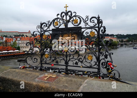 République tchèque, Prague. Plaque commémorant le point exact du Pont Charles où saint Jean Népomucène a été jeté dans la Vltava. La légende dit que quiconque touche à l'effigie du saint retour à Prague. Banque D'Images