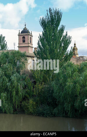 Village église Puente la Reina vue du pont, Navarre, Espagne, Europe, Banque D'Images