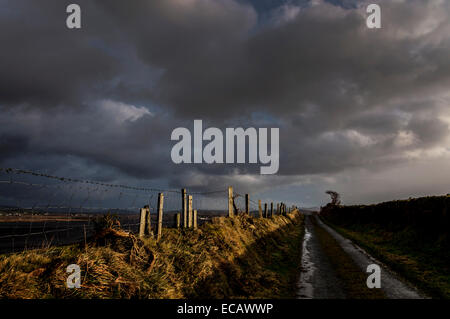 Ardara, comté de Donegal, Irlande. 11e Décembre 2014. Des vents forts et stormclouds avec soleil d'occassional briser le malheur. Crédit : Richard Wayman/Alamy Live News Banque D'Images