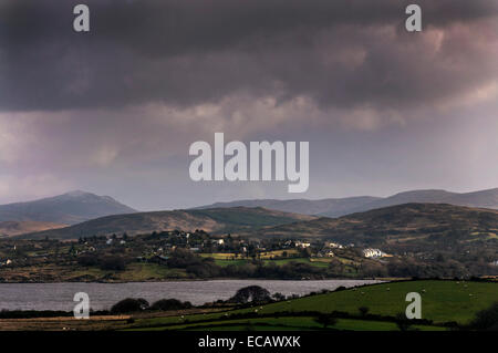 Ardara, comté de Donegal, Irlande. 11e Décembre 2014. Des vents forts et stormclouds avec soleil d'occassional briser le malheur. Crédit : Richard Wayman/Alamy Live News Banque D'Images