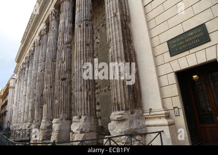 L'Italie. Rome. Temple d'Hadrien. Campus Martius. Construit par son fils adoptif et successeur d'Antonius Pius en 145 AD. Banque D'Images