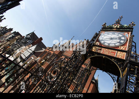 Ville de Chester, en Angleterre. Le John Douglas conçu Eastgate Clock avec Eastgate Street, dans l'arrière-plan. Banque D'Images