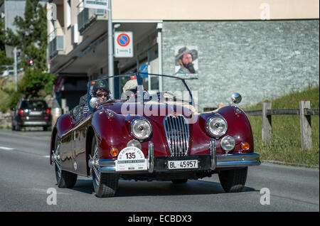 Jaguar vintage voitures au départ de la voiture classique annuelle de la réunion 2014, St.Moritz, Suisse. Banque D'Images