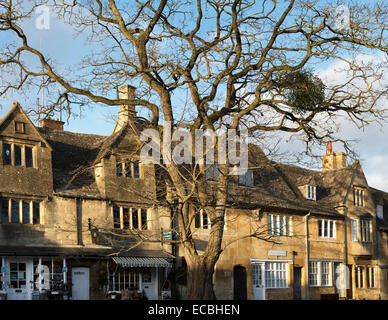 La lumière du soleil en hiver à Chipping Campden, Cotswolds, Gloucestershire, Angleterre Banque D'Images