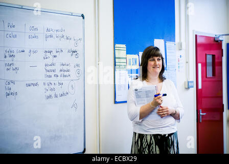 Professeur de langues modernes des femmes l'enseignement de l'espagnol à une classe de l'école polyvalente de Cirencester,UK Banque D'Images