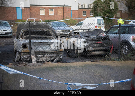 High Wycombe, Royaume-Uni. Dec 11, 2014. Voitures brûlées s'asseoir dans la zone industrielle d'Abercromby après une série d'incendies de véhicules la nuit à High Wycombe, Buckinghamshire Le service d'incendie et de secours ont été appelés pour ce site à 04:23GMT Crédit : Peter Manning/Alamy Live News Banque D'Images