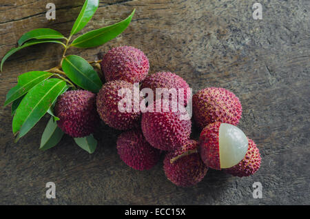Le litchi avec des feuilles sur une table en bois Banque D'Images