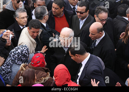 Tunis, Tunisie. Dec 11, 2014. Beji CAID ESSEBSI(C), candidat à l'élection présidentielle et leader de la Tunisie est parti Nidaa Tounes laïques, partisans comme il accueille des campagnes dans Tunis, Tunisie, le 11 décembre 2014. Le deuxième tour des élections présidentielles aura lieu le 21 décembre. © Adel/Xinhua/Alamy Live News Banque D'Images