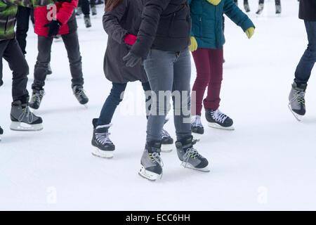 Londres, Royaume-Uni. 11 Décembre, 2014. Les membres du public profiter de patiner sur une patinoire en plein air à Somerset House Crédit : amer ghazzal/Alamy Live News Banque D'Images