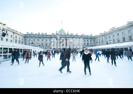 Londres, Royaume-Uni. 11 Décembre, 2014. Les membres du public profiter de patiner sur une patinoire en plein air à Somerset House Crédit : amer ghazzal/Alamy Live News Banque D'Images