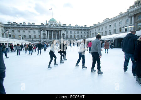 Londres, Royaume-Uni. 11 Décembre, 2014. Les membres du public profiter de patiner sur une patinoire en plein air à Somerset House Crédit : amer ghazzal/Alamy Live News Banque D'Images