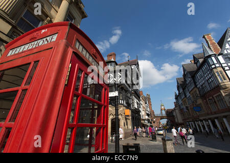 Ville de Chester, en Angleterre. Un téléphone public fort rouge sur Chester's Eastgate Street. Banque D'Images