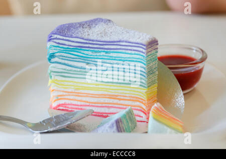 Rainbow cake crêpe servi avec sauce aux fraises Banque D'Images