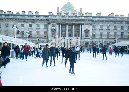 Londres, Royaume-Uni. 11 Décembre, 2014. Les membres du public profiter de patiner sur une patinoire en plein air à Somerset House Crédit : amer ghazzal/Alamy Live News Banque D'Images