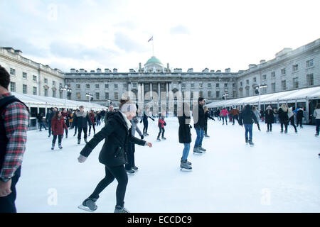 Londres, Royaume-Uni. 11 Décembre, 2014. Les membres du public profiter de patiner sur une patinoire en plein air à Somerset House Crédit : amer ghazzal/Alamy Live News Banque D'Images