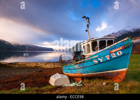 Un bateau par Loch Duich à Invershiel dans les Highlands, en Écosse, Royaume-Uni Banque D'Images