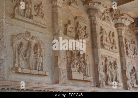 Des panneaux sculptés sur les murs de Ramayana Hazara Rama temple. @ Hampi - UNESCO World Heritage site Banque D'Images