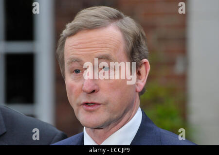 Belfast, en Irlande du Nord, Royaume-Uni. 11 Décembre, 2014. Premier ministre irlandais Enda Kenny donne une brève déclaration aux médias lorsqu'il arrivera à Belfast pour les pourparlers à croix crucial pour tenter de sortir de l'impasse au sein de l'Assemblée de Stormont. On croit que si un accord ne peut être atteint que le Stormont assemblée va s'effondrer. Crédit : Stephen Barnes/Alamy Live News Banque D'Images