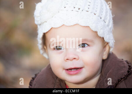 Une petite fille de un an sourit lors d'une chute de temps en séance photo Kalispell, Montana. Banque D'Images