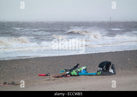 Fleetwood, Lancashire, Royaume-Uni. 11 Décembre, 2014. Les mers autour de la côte du Lancashire sont encore très agitée à la suite de la récente tempête de la bombe météo Crédit : Gary Telford/Alamy live news Banque D'Images