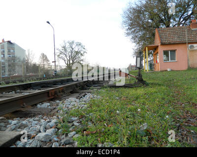 Le passage vers la ligne de chemin de fer est la plante qui est utilisée pour les trains de l'interrupteur de la voie à suivre. Banque D'Images