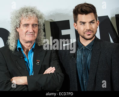 Berlin, Allemagne. 11 Décembre, 2014. Le chanteur américain Adam Lambert (R) pose avec Brian May (L) à Berlin, Allemagne, 11 décembre 2014. Ils seront en tournée avec leur groupe britannique Queen. Photo : PAUL ZINKEN/dpa/Alamy Live News Banque D'Images