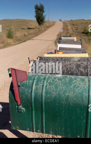La ligne de boîtes aux lettres (boîtes aux lettres) on Rural Road, South Dakota, USA Banque D'Images