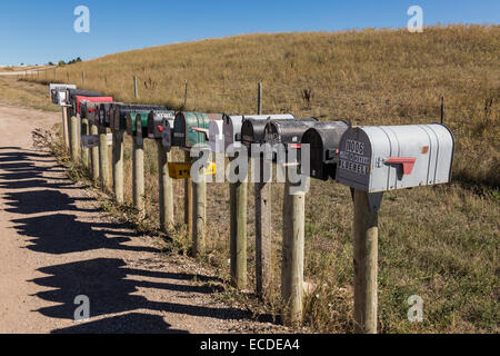 La ligne de boîtes aux lettres (boîtes aux lettres) on Rural Road, South Dakota, USA Banque D'Images