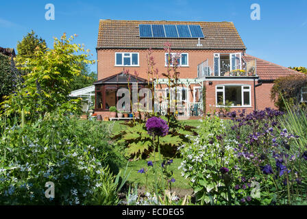 Maison individuelle moderne avec beau jardin et des panneaux solaires Banque D'Images