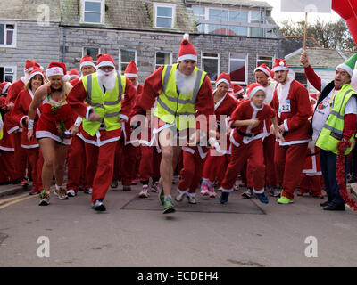 Début de l'organisme de bienfaisance Santa run à l'festival de Noël de Padstow, Cornwall, UK Banque D'Images